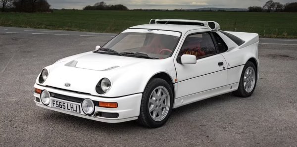 Феновете на моторните спортове, които могат да се върнат назад в средата на осемдесетте, ще си спомнят по-специално една състезателна серия - ерата на Група B на Световния рали шампионат. В разцвета си около 1984 г. - тя беше доминирана от модели като Audi Quattro Sport, Lancia 037, 5 Turbo на Renault и невероятното Peugeot 205 T16. Но във въпросната година се появи нов конкурент.

Докато Audi, Peugeot и Renault бяха автомобили, базирани на техните стандартни версии, Ford реши да поеме по същия маршрут като Lancia и построи чистокръвен рали състезател. Едва после произведе 200 брой за пътя. Той не приличаше на никой друг Ford по това време и имаше за цел да си върне короната на марката като най-добрата рали машина, оставена от невероятния Escort RS1800. 

Ford се захвана с производството на шосейните модели от 1984 г. Те изглеждаха също толкова екстремни, колкото и състезателите, но с укротена мощност. 1,8-литровият двигател Cosworth с турбокомпресор беше върнат до 246 к.с. за повечето от 200-те бройки, които трябва да носят регистрационни табели. 

Редица никнещи проблеми при разработването на състезателната кола означаваха, че тя не дебютира във WRC до 1986 г. Смъртни случаи на зрители през този сезон доведоха до прекратяване на група B в края на годината, което не даде на Ford време да се наложи.

Рядкостта на RS200 означава, че Hagerty не проследява стойностите му. Знаем обаче, че последната пътна версия, продадена на търг, смени собственика си на събитието Retromobile 2022 от Artcurial Motorcars за около 250 000 лири.
